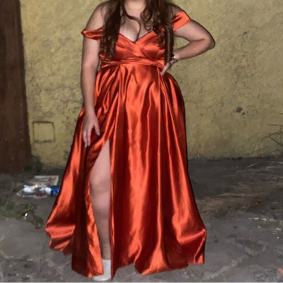 Elegant Red Evening Gown - Picture 2 of 5